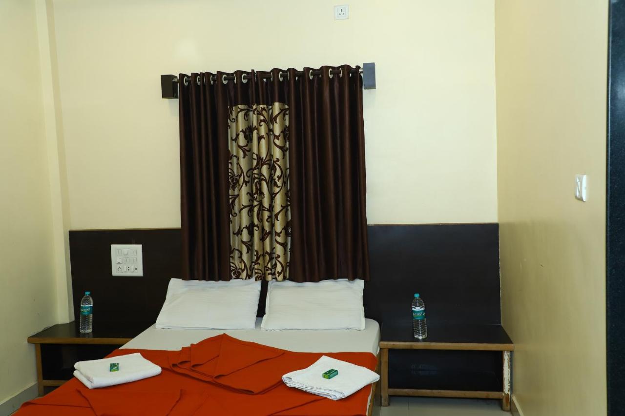 Sai Madhavi Palace Hotel Shirdi Bagian luar foto